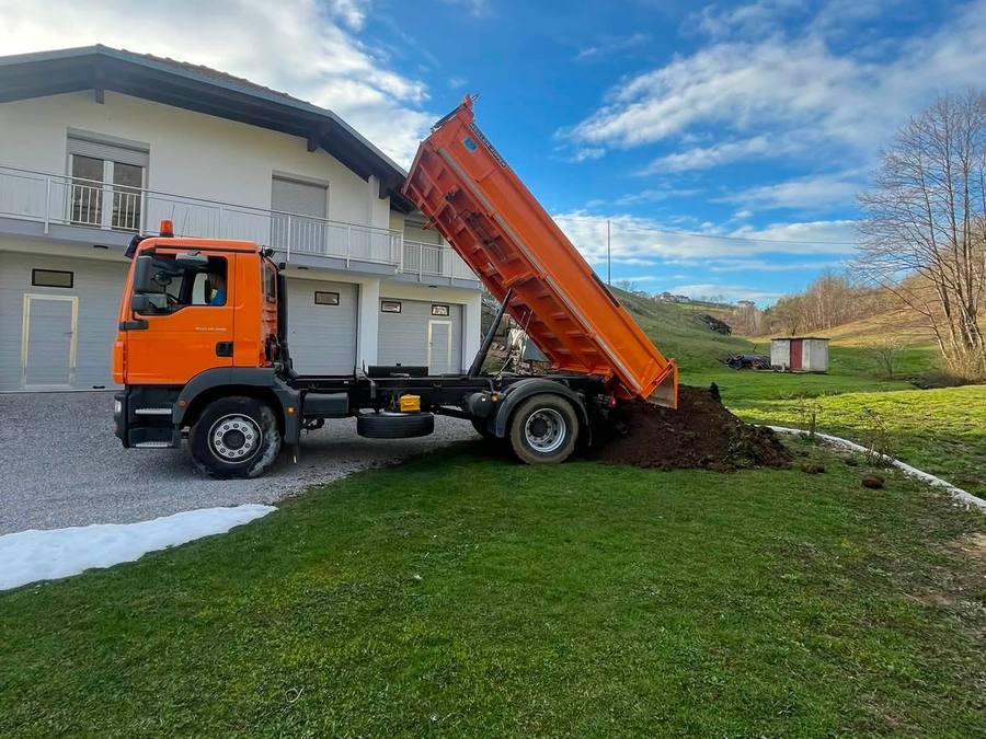 Dovoz plodne zemlje kamionom za uređenje dvorišta