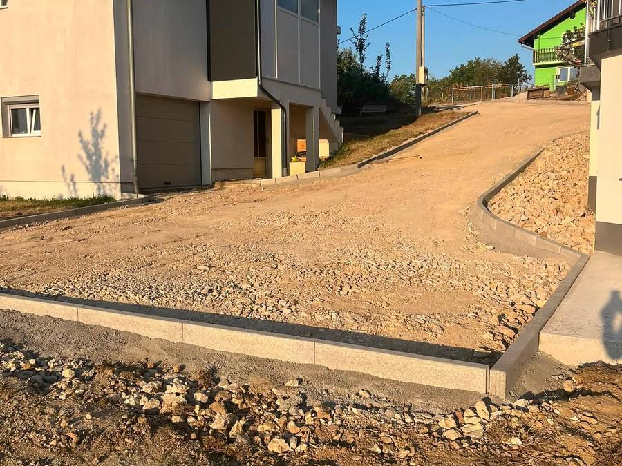 Nasipanje i ravnanje pristupnog puta između objekata