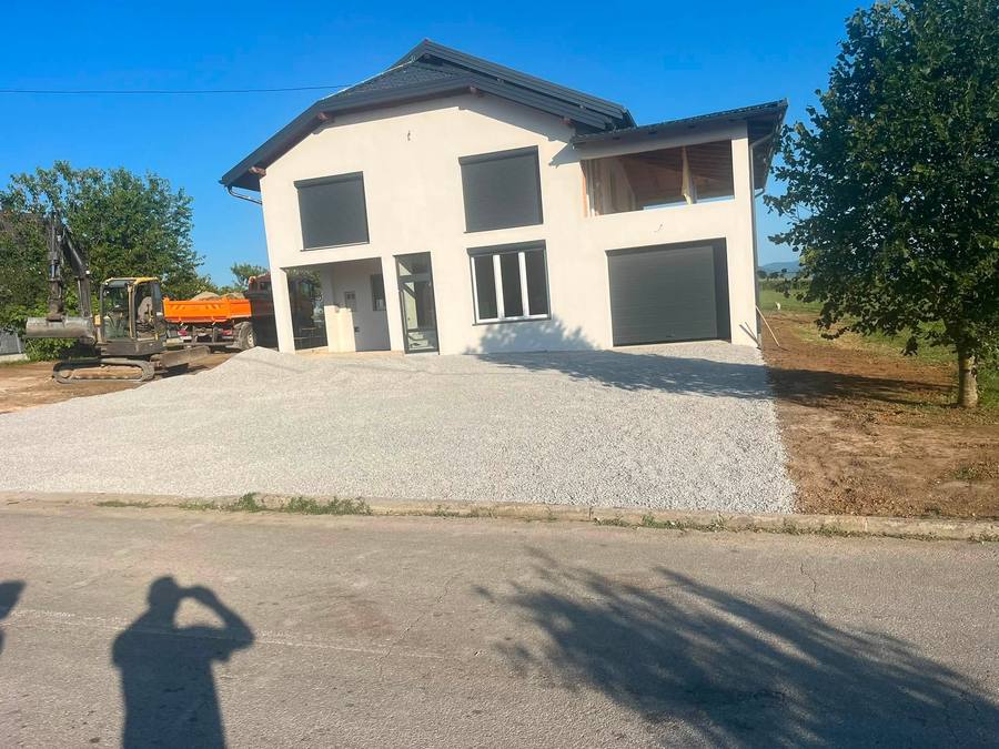 Uređeno dvorište i prilaz nakon završetka zemljanih radova