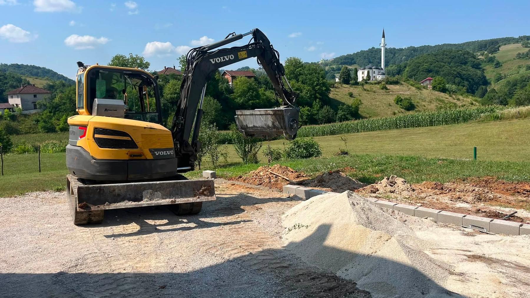 Volvo bager Sudo-Kop pri pripremi terena i nasipanju podloge u Cazinu