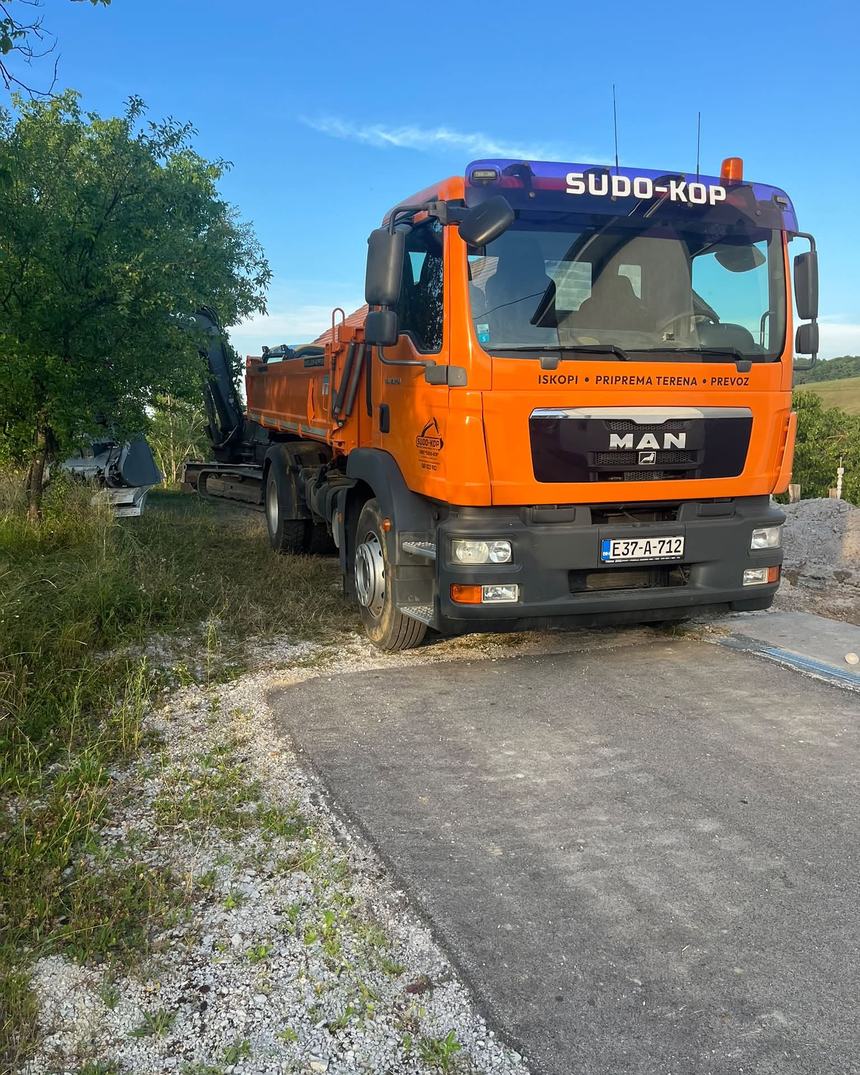 Kamion Sudo-Kop sa bagerom na prikolici, Cazin